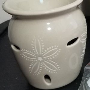 Scentsy Other - NWT Scentsy Sand Dollar Plug in Warmer Scentsy Other - NWT Scentsy Sand Dollar Plug in Warmer